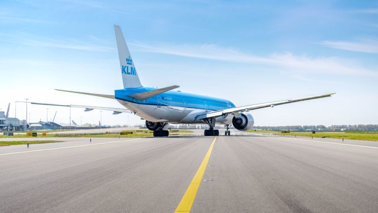 Vliegtuig van KLM op de landingsbaan.